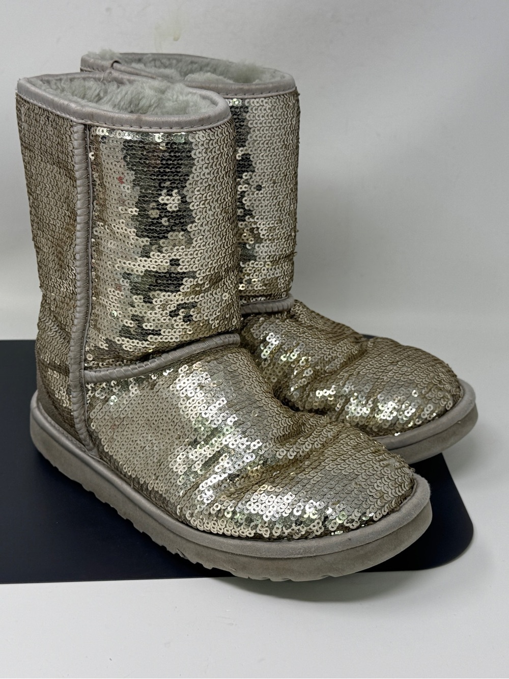 UGG 3161 Classic Short Gold Sequin Sparkle Sheepskin Lined Boots Women’s Size 8